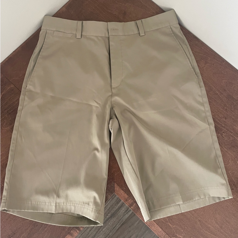 Like New-Men’s Nike Golf standard fit-dri-fit shorts